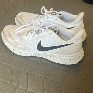 Nike athletic shoe, woman’s 9